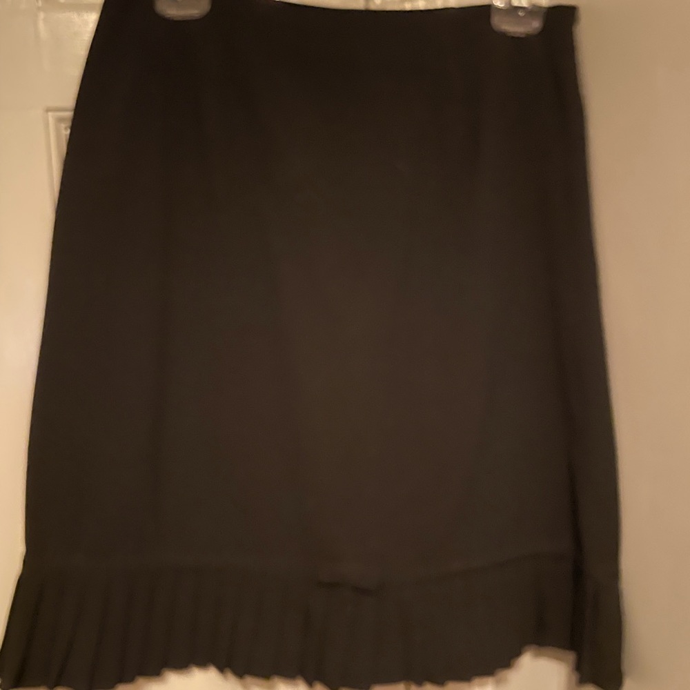 Adorable skirt with pleats and a cute little bow detail !